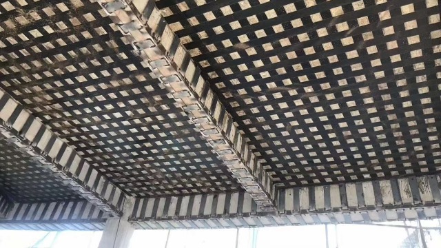 多层碳纤维布加固该如何施工呢？